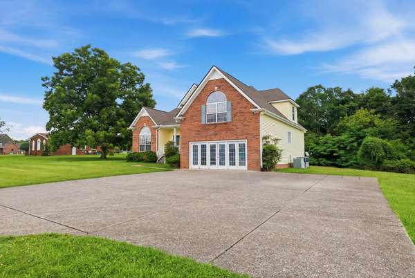813 Shun Pike, Cottontown, TN 37048
