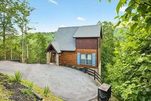 817 Pine Top Lane, Gatlinburg, TN 37738