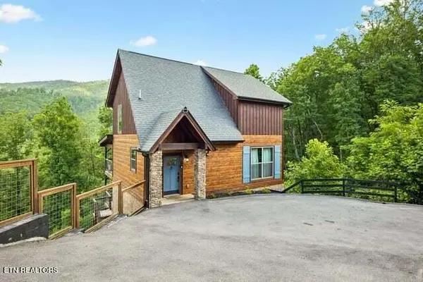 817 Pine Top Lane, Gatlinburg, TN 37738