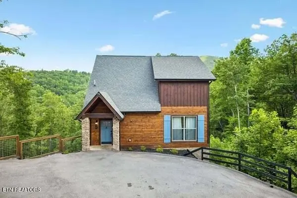 817 Pine Top Lane, Gatlinburg, TN 37738