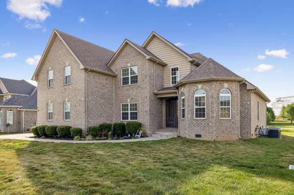 333 Clarabelle Ln, Clarksville, TN 37040