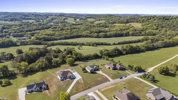 1851 Lochlann Dr, Culleoka, TN 38451
