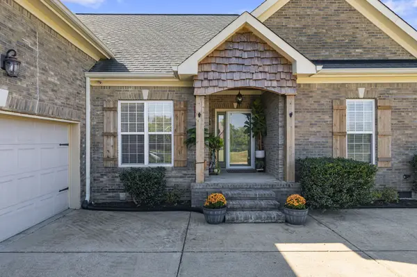 1851 Lochlann Dr, Culleoka, TN 38451