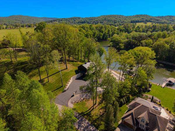 139 River Oaks Dr, Sparta, TN 38583