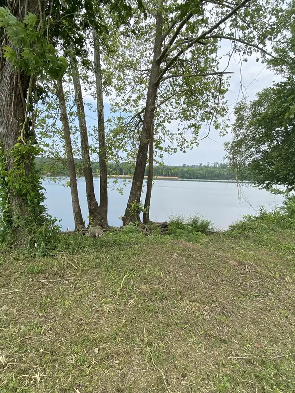 279 Hardin Bottom River Road, Clifton, TN 38425