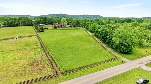 426 Watt Nolen Rd, Cottontown, TN 37048