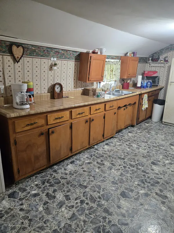 995 Railroad St, Burns, TN 37029