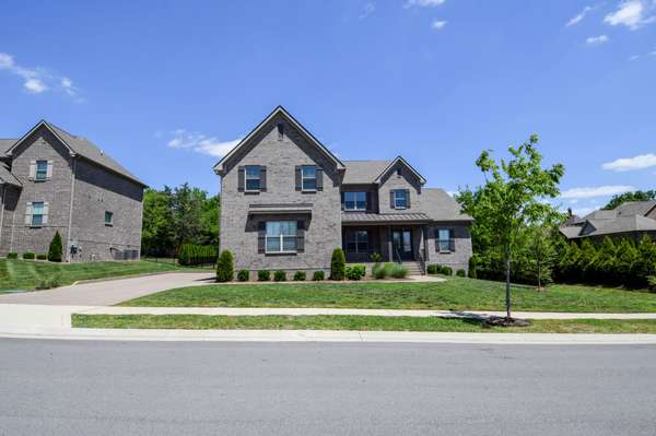1002 Keeneland Dr, Gallatin, TN 37066