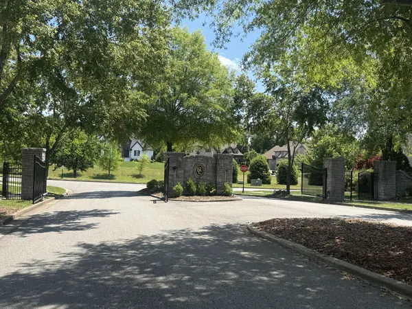 1002 Keeneland Dr, Gallatin, TN 37066