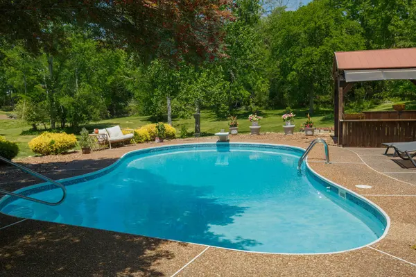 218 Spring Valley Rd, Hendersonville, TN 37075