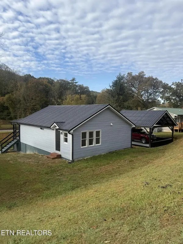 220 Walden Ave, Oliver Springs, TN 37840