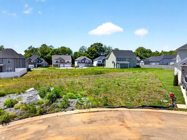 135 Sweet Clover Ct, Clarksville, TN 37040