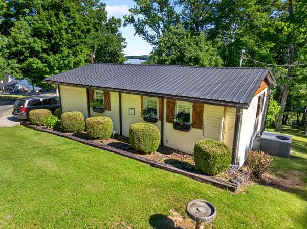 156 Lakeshore Cir, Bumpus Mills, TN 37028