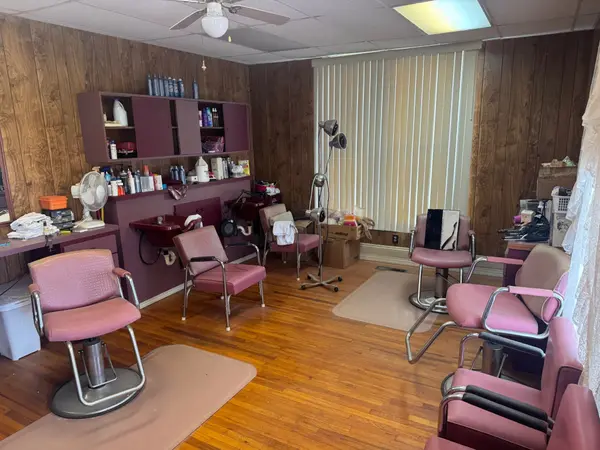 223 N Main St, Dickson, TN 37055