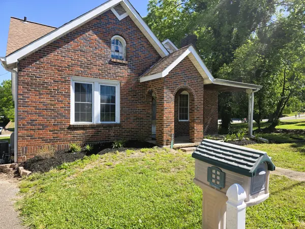 122 W Lake St, Camden, TN 38320