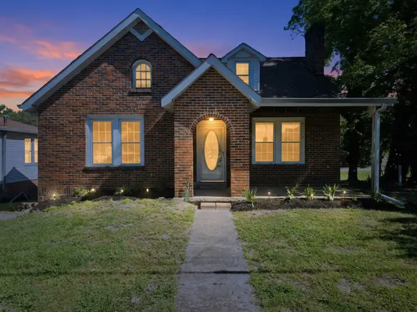 122 W Lake St, Camden, TN 38320