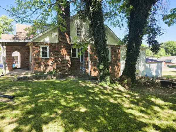 122 W Lake St, Camden, TN 38320