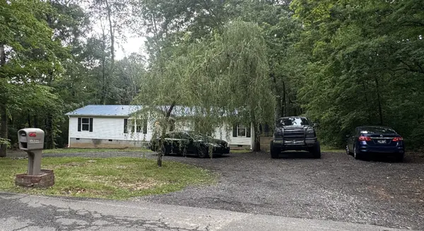 1009 Brummit Rd, Charlotte, TN 37036
