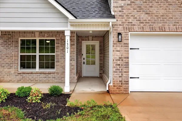 1301 Gentry Dr, Clarksville, TN 37043