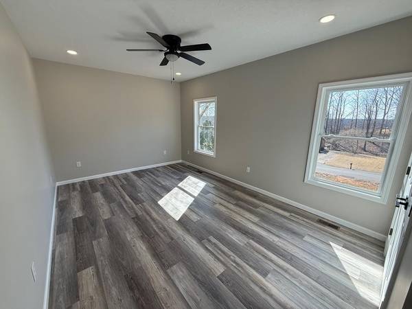 1322 E Blythe St, Paris, TN 38242