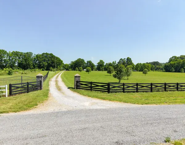1050 Sunrise Cir, Ashland City, TN 37015