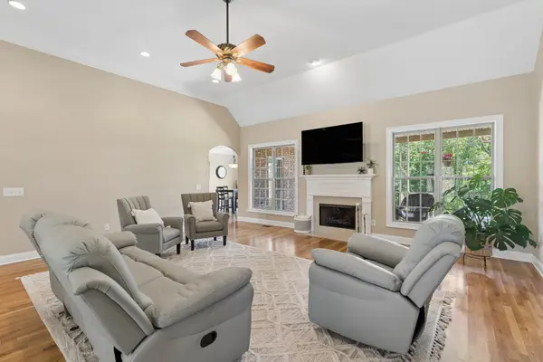 1038 Briarwood Dr, Cottontown, TN 37048