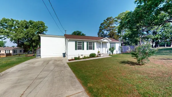 100 Waggoner St, Decherd, TN 37324
