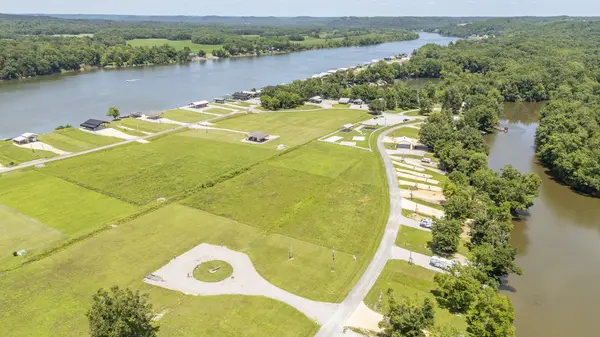823 River Front Dr, Clifton, TN 38425