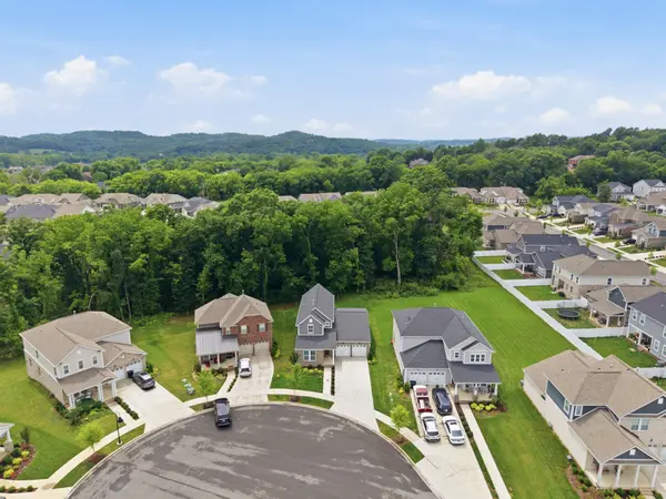 878 Nightingale Ave, Hendersonville, TN 37075