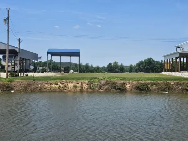 1089 River Front Dr, Clifton, TN 38425