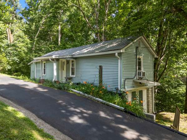 498 Highway 100, Centerville, TN 37033