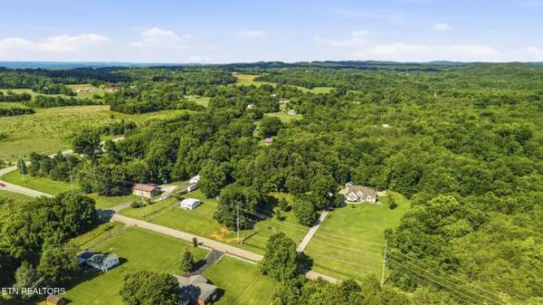824 Midway Rd, Strawberry Plains, TN 37871