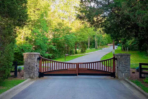 1003 Champion Hills Dr, Kingston Springs, TN 37082