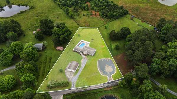 871 Kile Lake Rd #SE, Cleveland, TN 37323