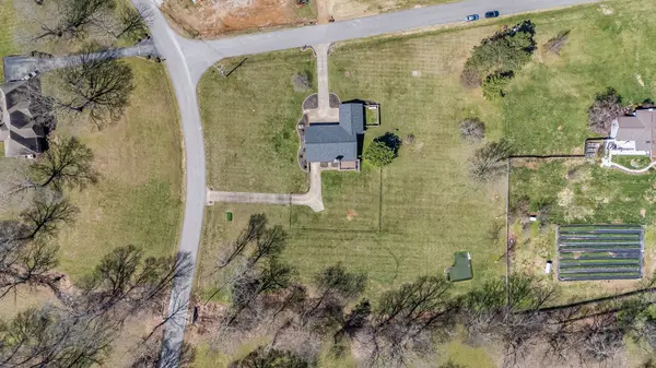 1106 Roseland Dr, Columbia, TN 38401