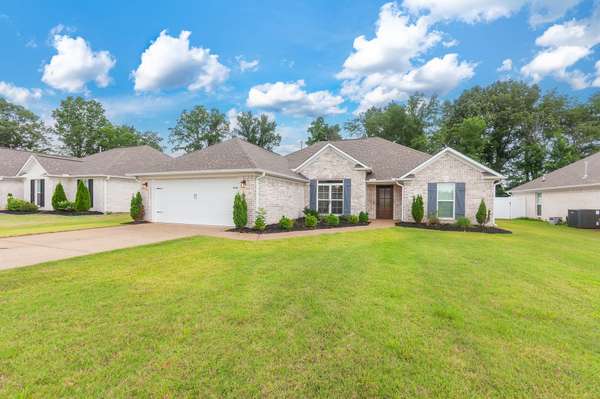 54 Golden Brooke Dr, Jackson, TN 38305