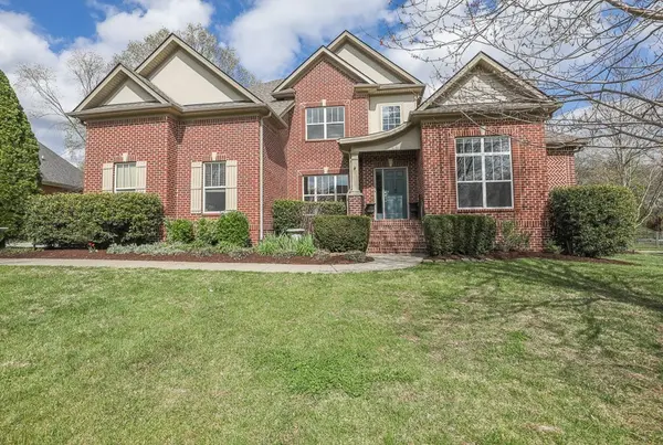 1060 Dorset Dr, Hendersonville, TN 37075