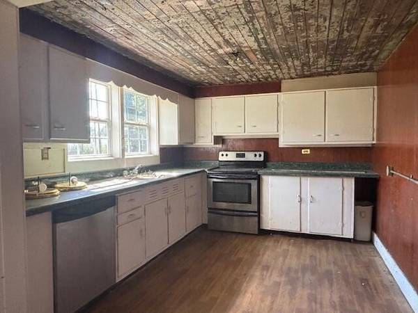 123 Grove Street, Pikeville, TN 37367