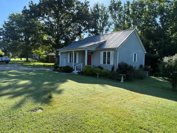 381 Longview Dr, Camden, TN 38320