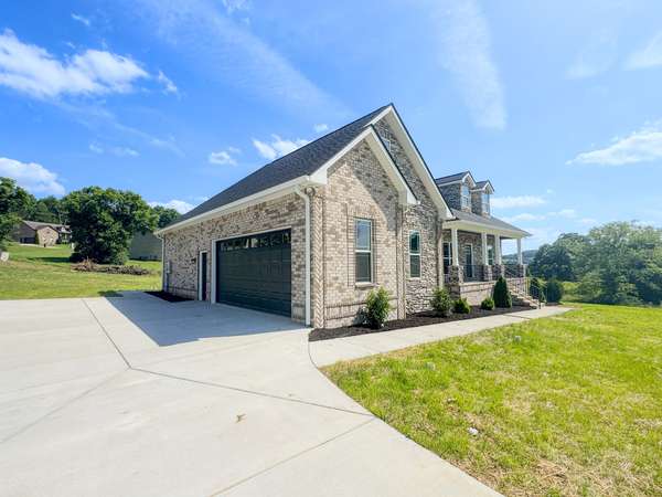 360 Bridle Path Ln, Hartsville, TN 37074
