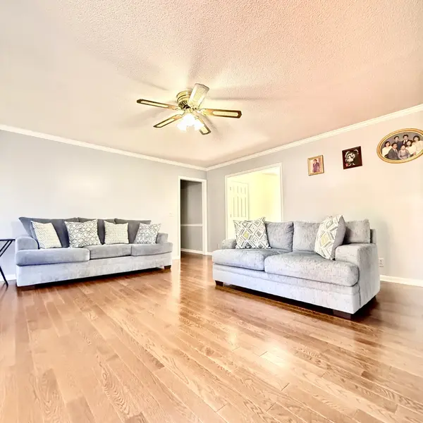 2318 Riverstone Dr, Murfreesboro, TN 37128