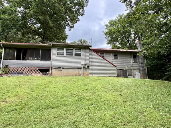 2155 Spring Hill Rd, Paris, TN 38242