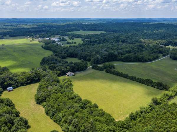 3008 Luke Moser Rd, Columbia, TN 38401