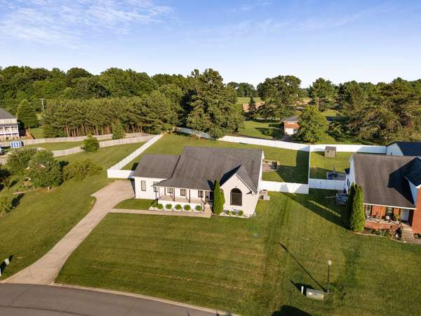 1033 Kacie Dr, Pleasant View, TN 37146