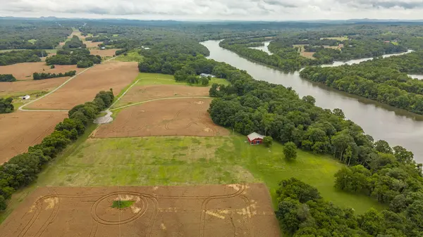 1113 E Robertson Rd, Castalian Springs, TN 37031