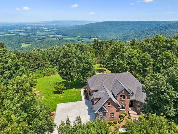 231 Point Dr, Belvidere, TN 37306