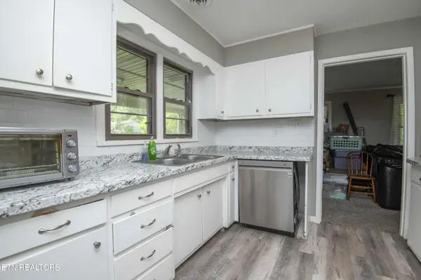 325 W Hills Drive, Lenoir City, TN 37771