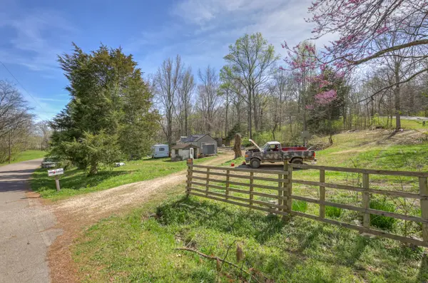 1200 Bloom Landing Rd, Charlotte, TN 37036