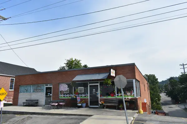 202 Third Ave #W, Carthage, TN 37030