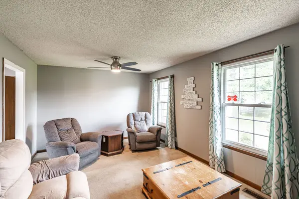 102 Lake Point Dr, Gallatin, TN 37066
